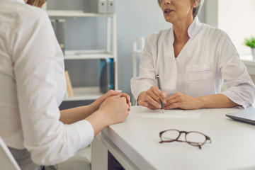 Obraz premium Female doctor and patient visiting a medical clinic.