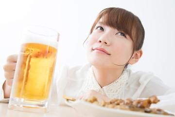 お酒を飲む女性