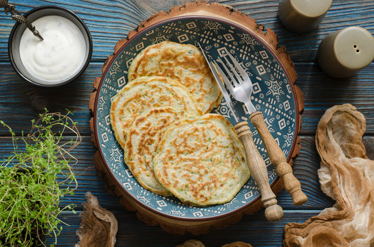 Zucchini pancakes with thyme and sour cream