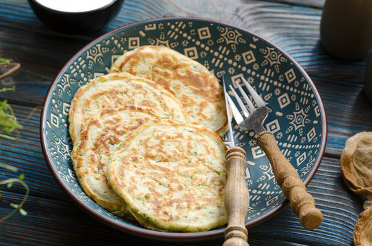 Zucchini pancakes with thyme and sour cream