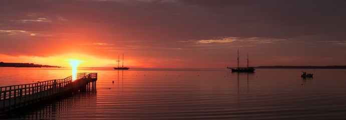  Seebrücke, Segelschiff, Fischerboot, Sonnenaufgang