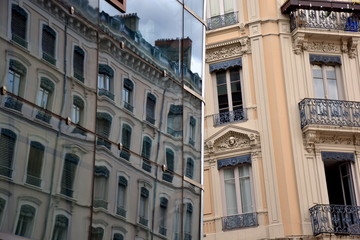 Fototapeta na wymiar Fassadenspiegelung in der Altstadt von Lyon