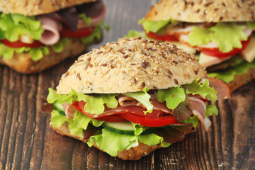Sandwiches with whole grain bread, ham and vegetables	
