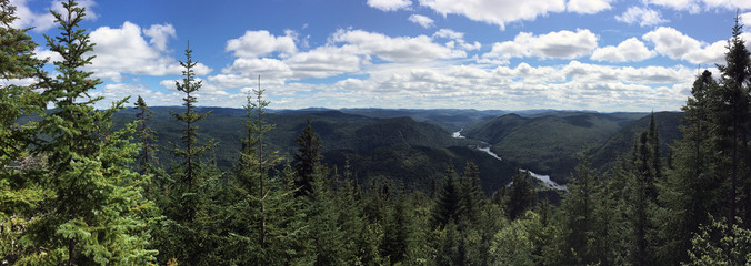 Le sentier Les Loups avec une vue des vallées de la Jacques-Cartier à Québec