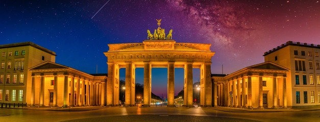 Panorama vom Brandenburger Tor am Pariser Platz in Berlin, Deutschland
