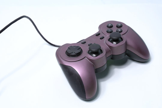 Lila Gaming Controller auf wei&szlig;em Grund