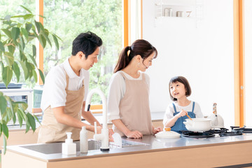 キッチンで料理する家族・ファミリー