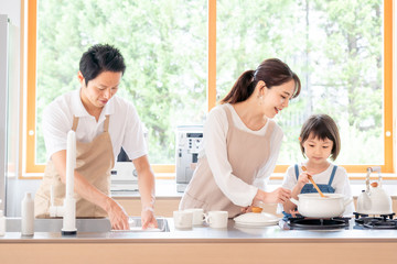 キッチンで料理する家族・ファミリー © polkadot