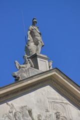 Obraz premium Barokowy Pałac Krasińskich w Warszawie (Polska), wybudowany w 1695 roku, zwany też Pałacem Rzeczypospolitej - panoplia wieńcząca dach Pałacu.