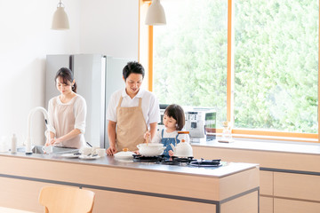 キッチンで料理する家族・ファミリー