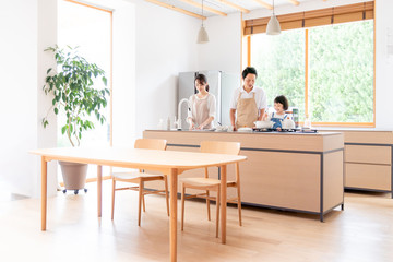 キッチンで料理する家族・ファミリー