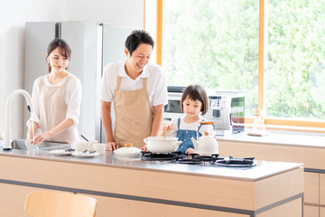 キッチンで料理する家族・ファミリー