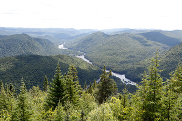 Le sentier Les Loups avec une vue des vallées de la Jacques-Cartier à Québec
