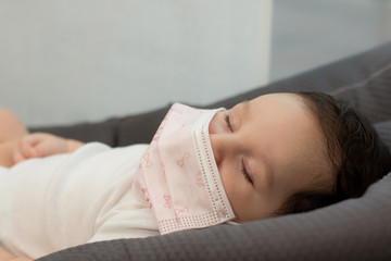 bebe recién nacido con mascarilla
