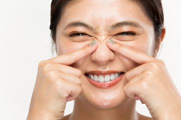 鼻の皺を指差す女性