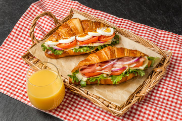 クロワッサンのサンドウィッチ　Croissant ham sandwich with cheese