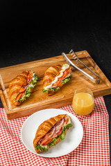 クロワッサンのサンドウィッチ　Croissant ham sandwich with cheese