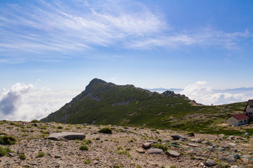 Fototapeta na wymiar 中央アルプス・木曽駒ヶ岳　登山道から望む 伊那前岳と乗越浄土