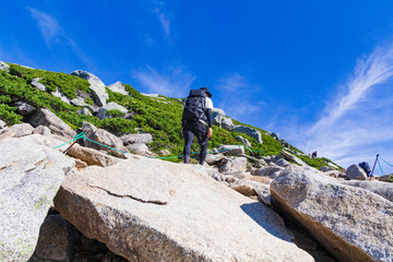 中央アルプス・木曽駒ヶ岳　中岳へ登る登山者