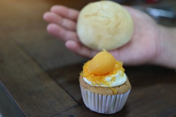 hand holding cupcake