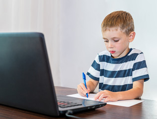 The child learns independently at home. Online learning.