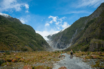 Fototapeta na wymiar ニュージーランド、南島、ウェストランド国立公園のフランツ・ジョセフ氷河を旅行するアクティブシニア男性