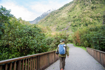 Naklejka premium ニュージーランド、南島、ウェストランド国立公園のフランツ・ジョセフ氷河を旅行するアクティブシニア男性