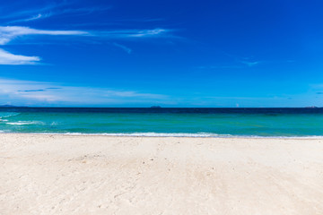 Fototapeta na wymiar Sea and sandy beaches Sea waves and blue sky at Koh Larn, Thailand Natural background