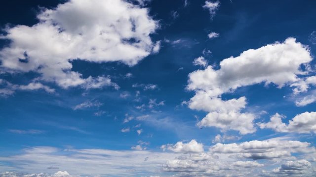 真夏の流れる雲