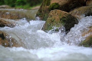 The image of a mountain stream with fast current.