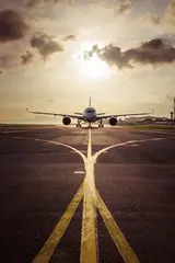 Foto op Plexiglas Beige Vliegtuigen taxiën naar de landingsbaan van de luchthaven