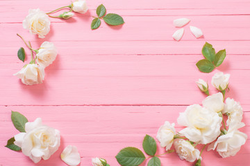 Naklejka na ściany i meble white roses on pink wooden background