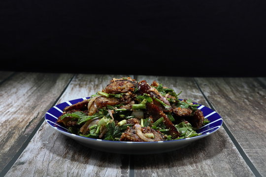 Traditional Spicy Salad Of Grilled Sour Pork Sausage, Chilly, Chopped Onion, Sliced Shallot, Fresh Peppermint Leaf And Local Herbal Spices. Famous Appetizer Menu In Asia Street Food.