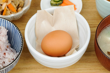 生卵　朝食の定食