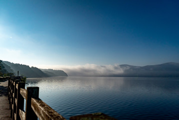 朝靄　早朝の湖