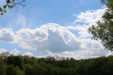 Obraz premium White clouds float across the blue summer sky