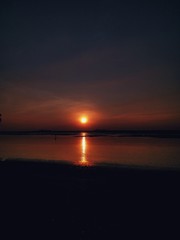 Obraz premium sunset on the shore of the beach