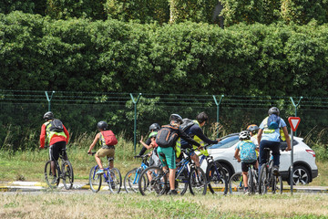 velo cycliste enfant jeune excursion visite loisirs vacances groupe