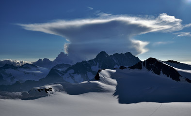 Eine Ambosswolke über den Berner Alpen bei Blauem Himmel