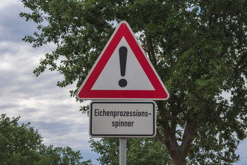 Warnschild vor Eichenprozessionsspinner