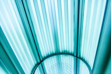 Vertical turbo solarium