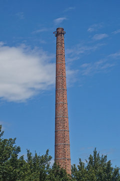Rauchfng, Schlot, Fabriksschlot, historisch, Ziegel, neu, Metall, Abgas, rauchen, qualmen, Klima, Klimawandel, Umweltverschmutzung, CO2, schornstein, himmel, branche, fabrik, backstein, alt, blau, gew