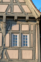 Fototapeta na wymiar Fachwerkhaus, historische Fassaden mit Balken, Streben, Pfosten und Stützen, Fachwerkbau und Bauweise mit Holz.