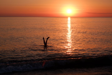 Handstand im Meer