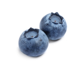 Obraz premium Tasty fresh ripe blueberries on white background