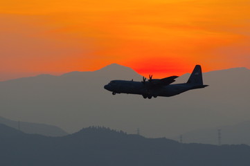 夕暮れの中を飛行するC130ハーキュリーズ