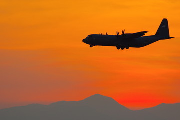 夕暮れの中を飛行するC130ハーキュリーズ