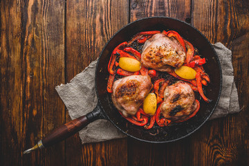 Chicken thighs with red bell peppers and lemon