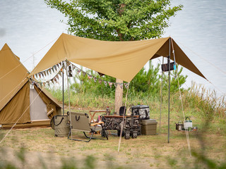 湖畔のキャンプ風景