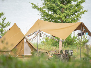 湖畔のキャンプ風景